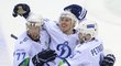 Ilja Gorokhov, Marek Kvapil a Jakub Petružálek slaví výhru v rozhodujícím utkání finále play off KHL nad Traktorem Čeljabinsk 