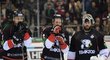 Zklamaní hráči Traktoru Čeljabinsk po rozhodující porážce od Dynama Moskva ve finále play off KHL