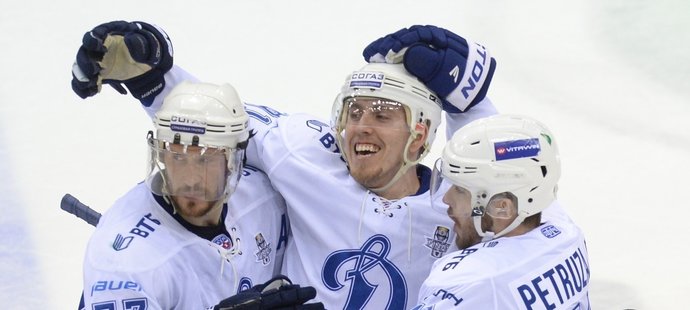 Ilja Gorokhov, Marek Kvapil a Jakub Petružálek slaví výhru v rozhodujícím utkání finále play off KHL nad Traktorem Čeljabinsk 