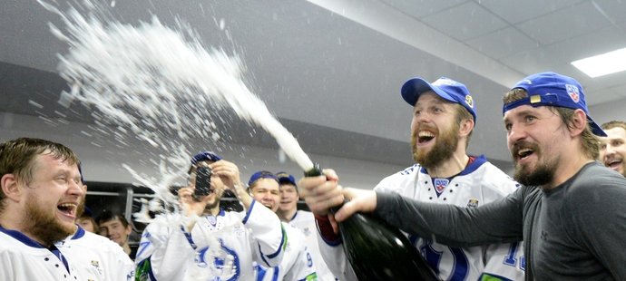 Nepopsatelná euforie se šampaňským. Hráči Dynama Moskva slaví titul v KHL