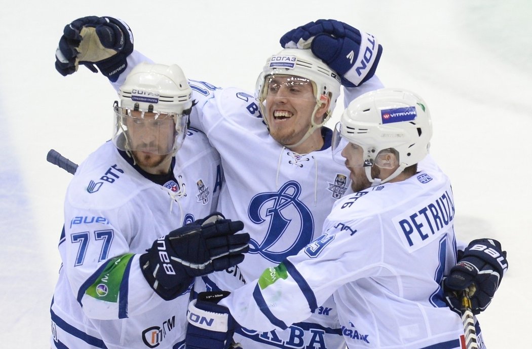 Ilja Gorokhov, Marek Kvapil a Jakub Petružálek slaví výhru v rozhodujícím utkání finále play off KHL nad Traktorem Čeljabinsk
