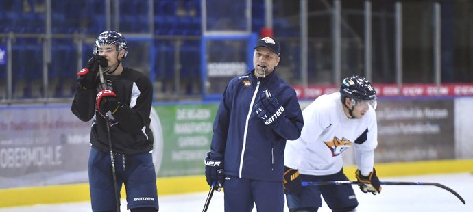 Stačily tři zápasy nového ročníku KHL a Josef Jandač od vedení Magnitogorsku v minulém týdnu slyšel, že je nepotřebný.