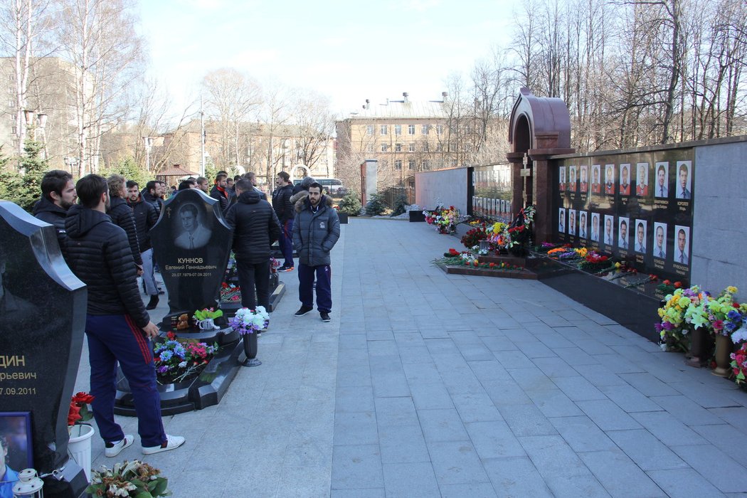 V Jaroslavli stále vzpomínají na tragédii, během které zemřeli všichni členové hokejového týmu
