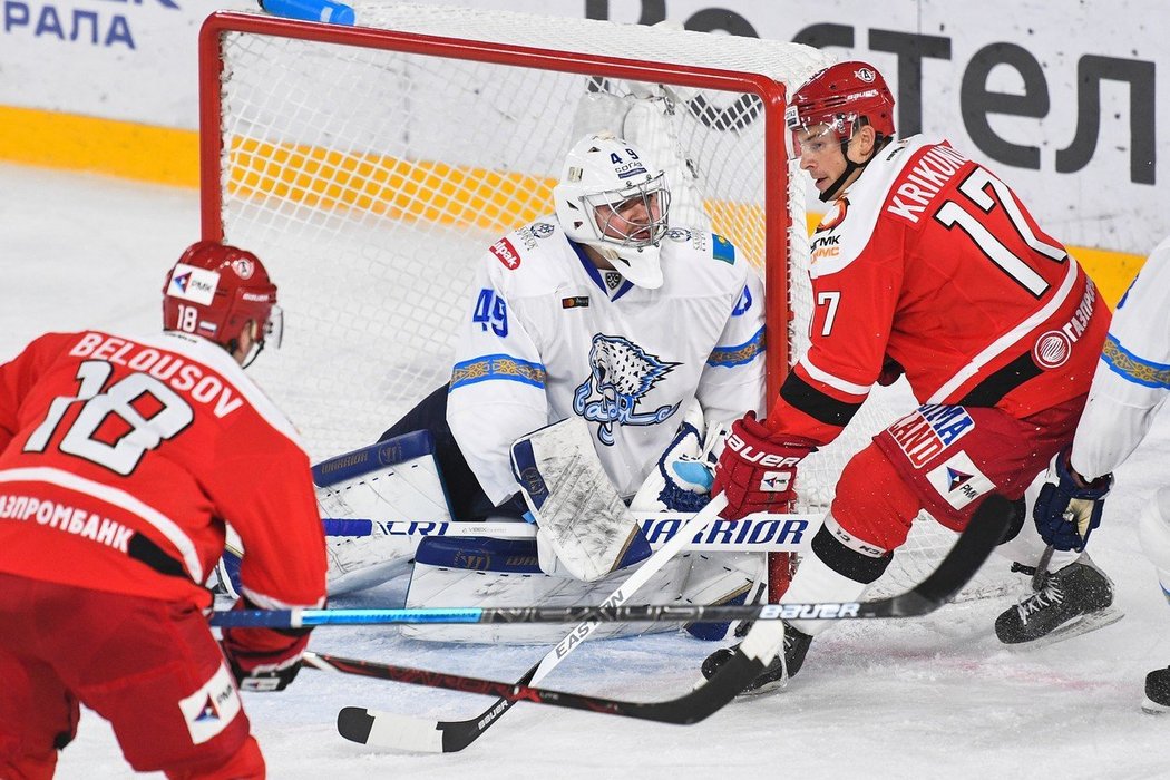 Astanský brankář Dominik Hrachovina jako první brankář v sezoně KHL zastavil Jekatěrinburg, ten prohrál až v 19. zápase sezony