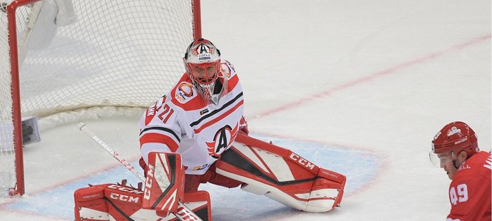 Brankář Jakub Kovář z Jekatěrinburgu má v nové sezoně KHL na kontě už osm výher a drží si výborná čísla