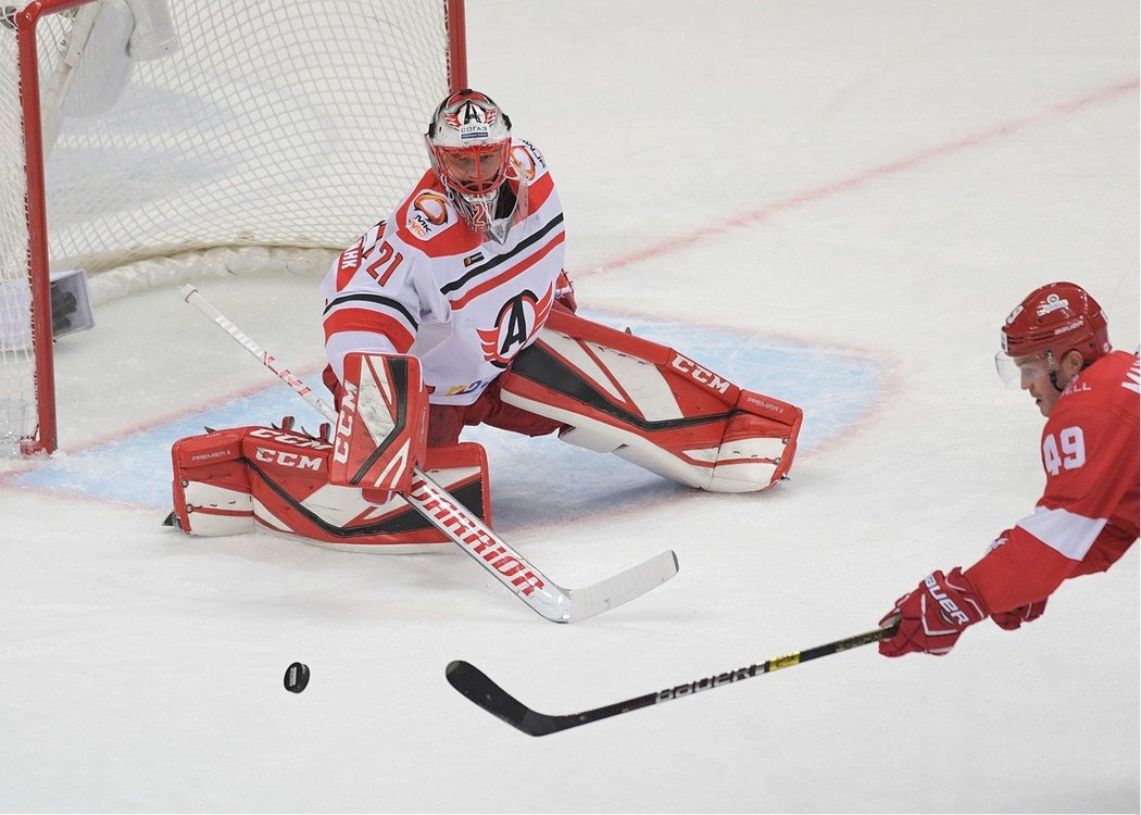 Brankář Jakub Kovář z Jekatěrinburgu má v nové sezoně KHL na kontě už osm výher a drží si výborná čísla