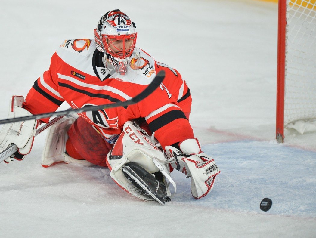 Jakub Kovář má v KHL dál výbornou formu, k výhře 3:1 nad Jokeritem pomohl 39 zákroky a gólovou asistencí