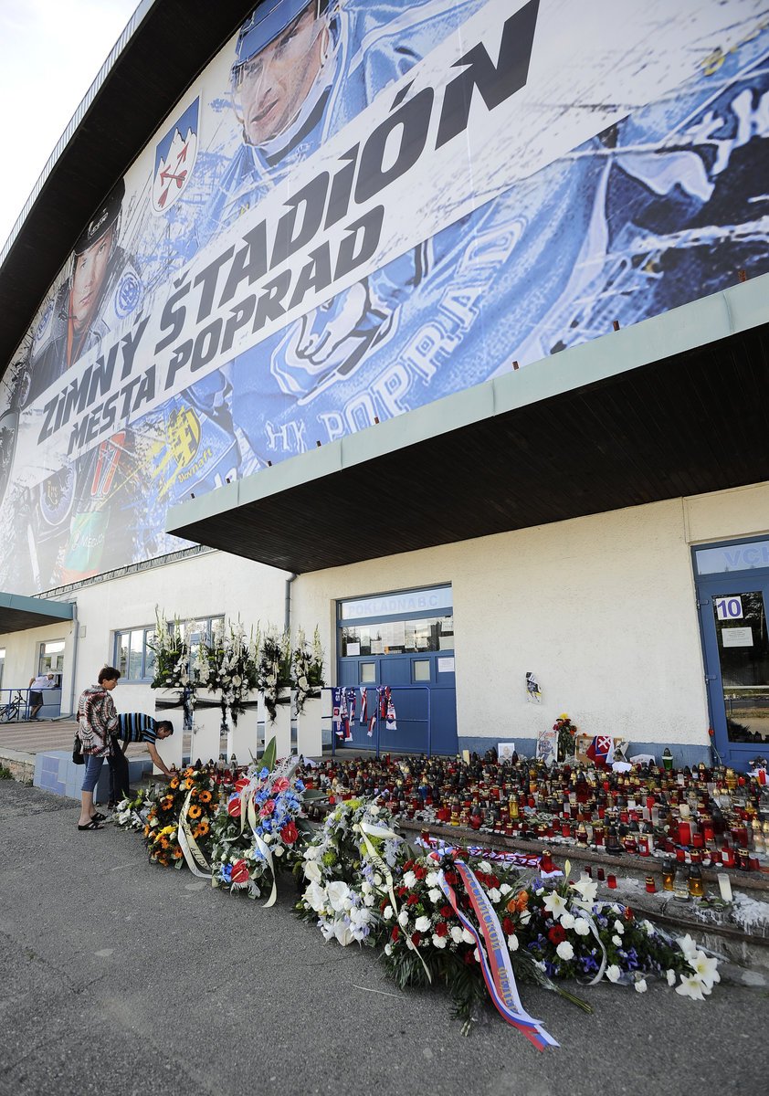 Fanoušci Lvu Poprad před stadionem zapálili svíčky a nanosili věnce