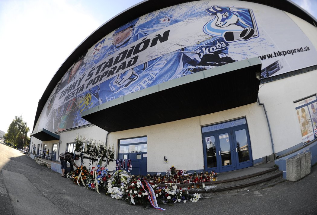 Fanoušci Lvu Poprad před stadionem zapálili svíčky a nanosili věnce