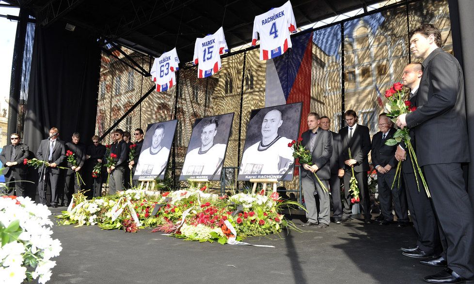S trojicí zesnulých se na Staroměstské náměstí přišlo rozloučit hned několik hokejových parťáků v čele s Jaromírem Jágrem