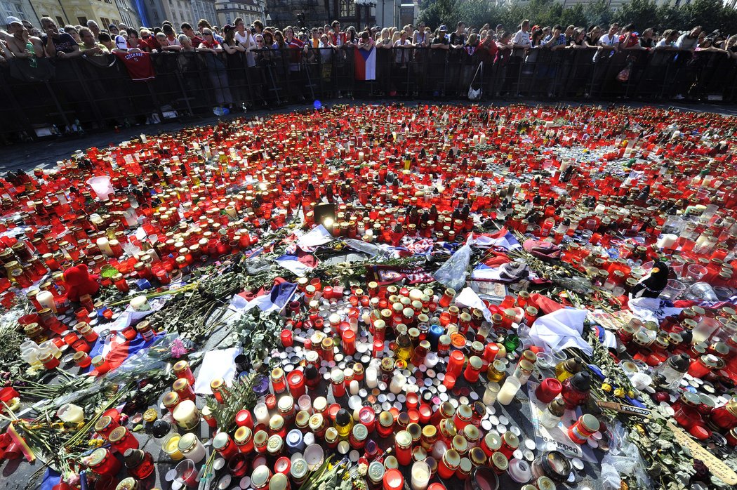 Poslední rozloučení s tragicky zesnulými hokejisty na Staroměstském náměstí