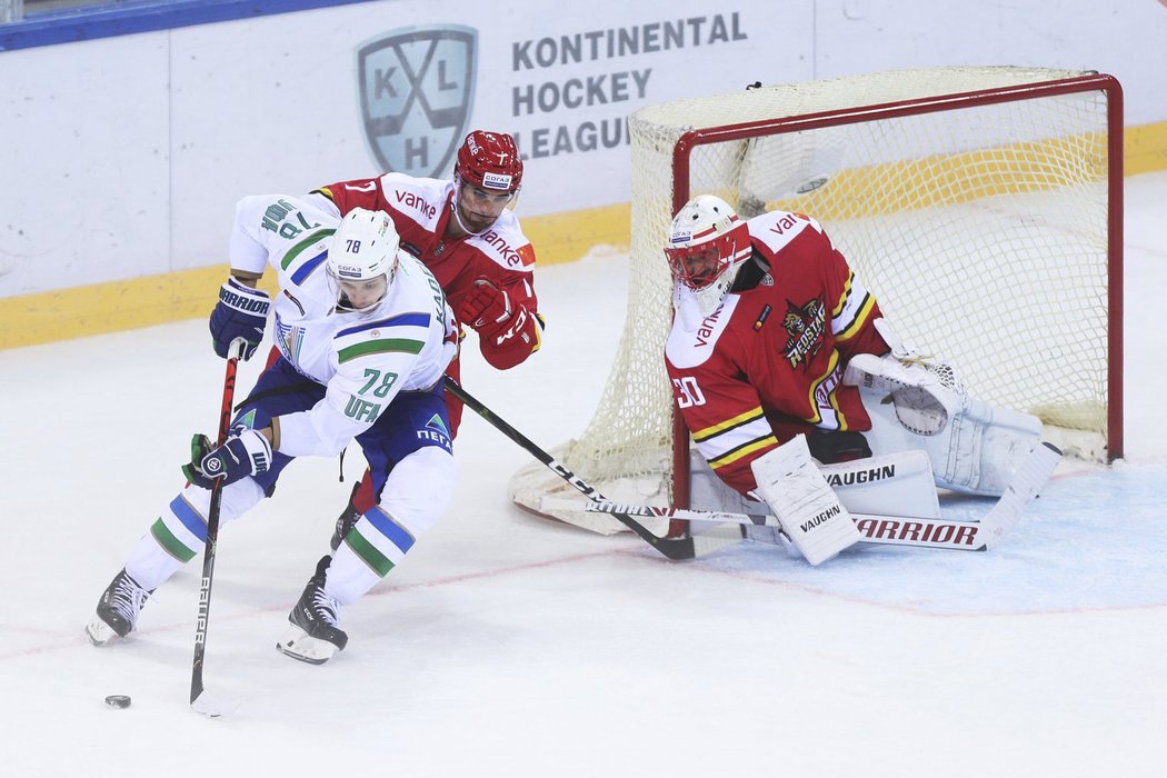 Šimon Hrubec zatím v KHL v dresu Kunlunu odchytal dvě utkání (Ufa 0:2, Astana 2:3).