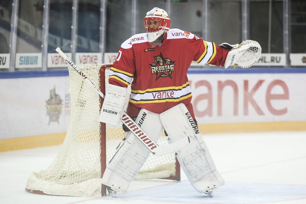 Šimon Hrubec zatím v KHL v dresu Kunlunu odchytal dvě utkání (Ufa 0:2, Astana 2:3).