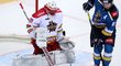 Šimon Hrubec zůstává v KHL