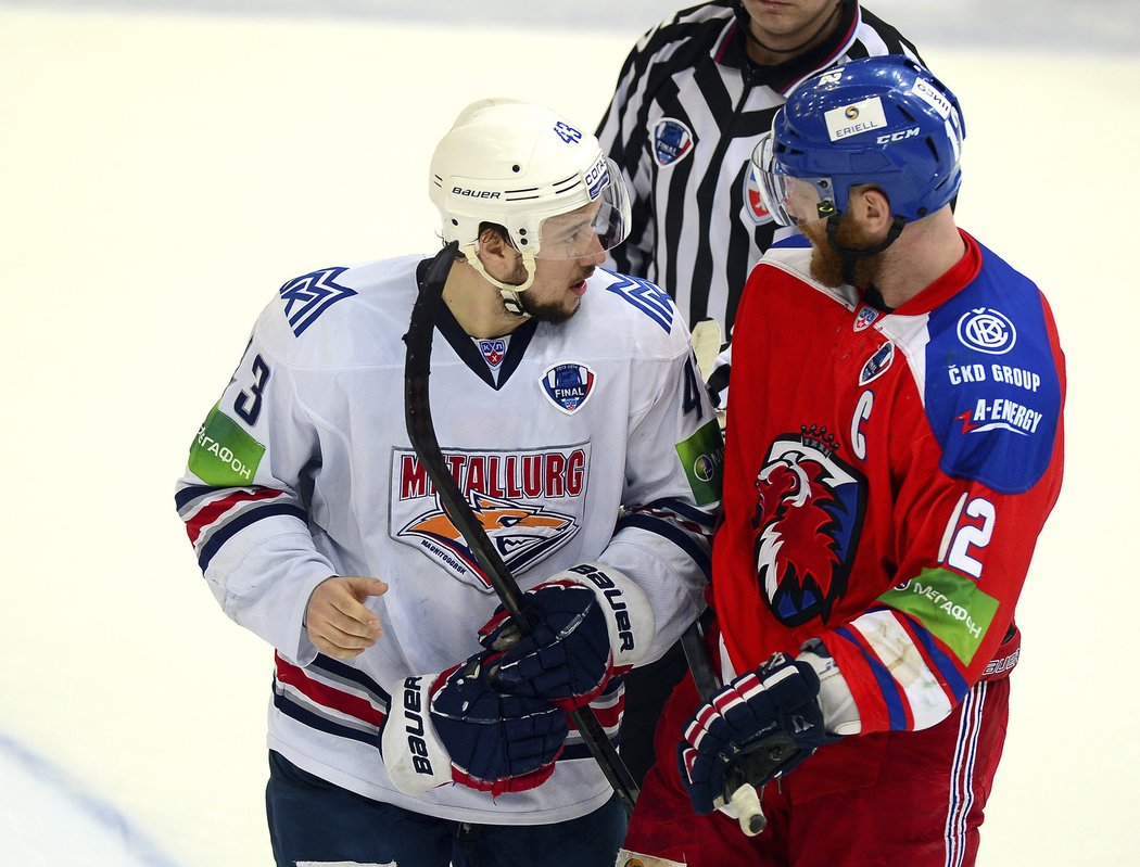 Česká hádka v KHL. Jan Kovář z Metallurgu (vlevo) v rozhodně nikterak přátelské diskuzi se Lvem Jiřím Novotným