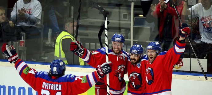 Hokejisté Lva Praha porazili ve třetím finálovém utkání play off Kontinentální ligy Magnitogorsk 3:2 a ujali se vedení v sérii 2:1