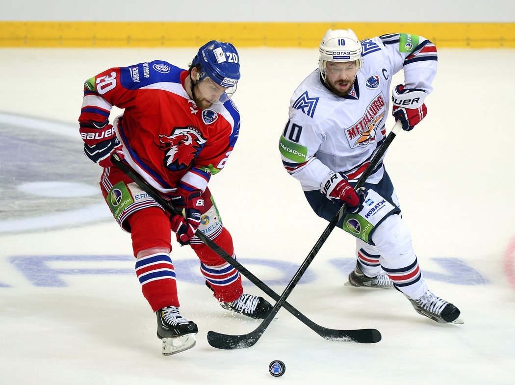 Lev Petr Vrána a soupeř z Metallurgu Sergej Mozjakin během třetího zápasu finálové série KHL