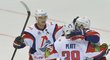 Hokejisté Jaroslavle se radují ze vstřeleného gólu do sítě Lva