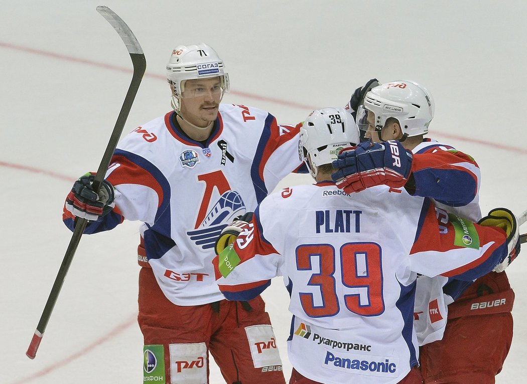 Hokejisté Jaroslavle se radují ze vstřeleného gólu do sítě Lva