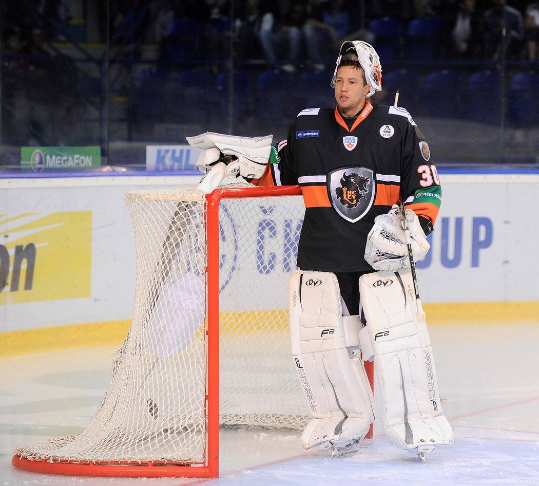 V sezoně 2011/12 si Tomáš Duba zachytal KHL za Lev Poprad