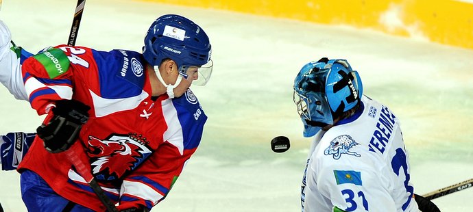 Posila Lva Jiří Hudler se bije před brankářem Barysu Jeremejevem