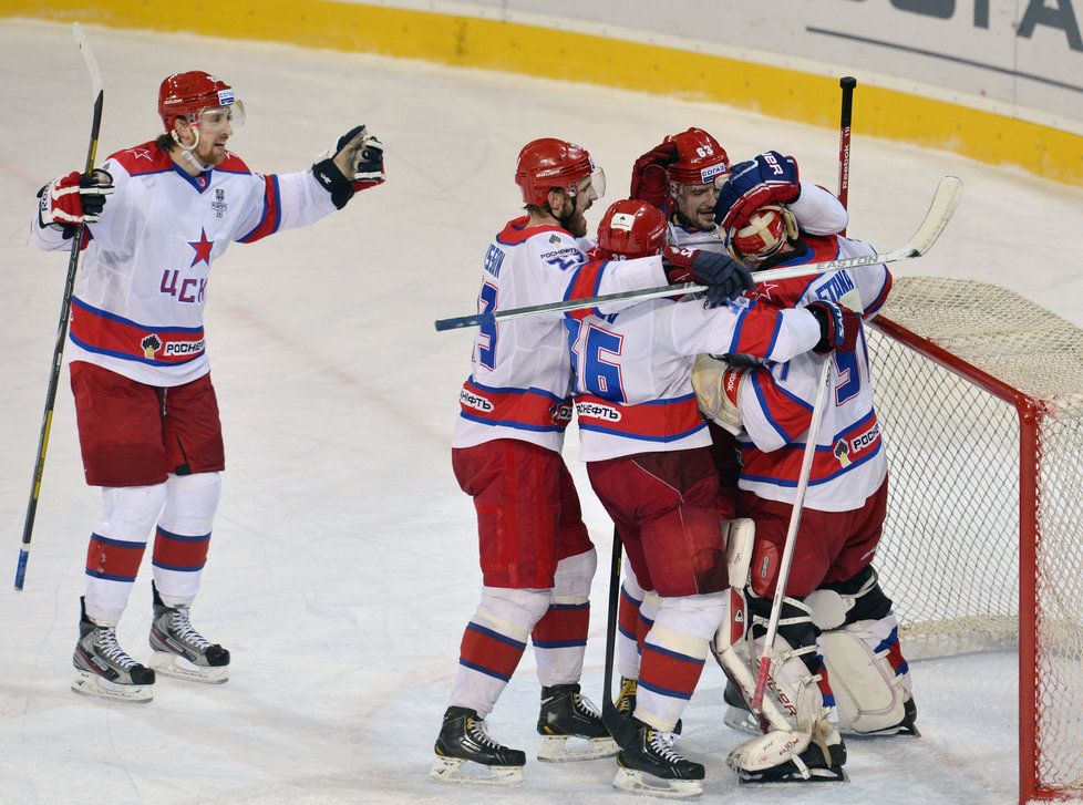 Radost CSKA Moskva. Postoupili do další fáze play off KHL, nad pražským Lvem vyhráli 4:0 na zápasy