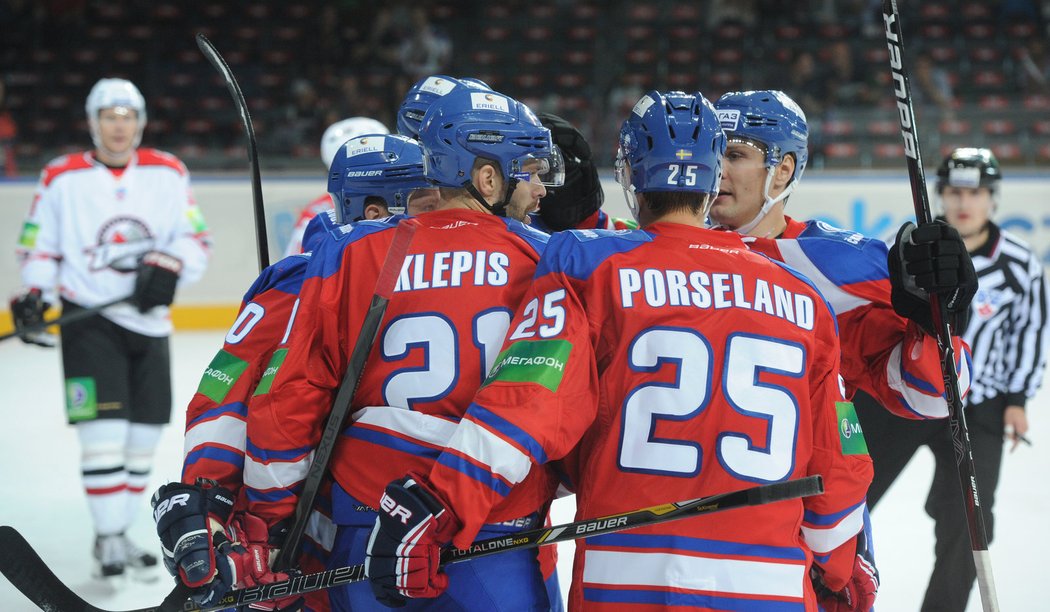 Hokejisté Lva se radují z gólu Jakuba Klepiše do sítě Donbassu Doněck