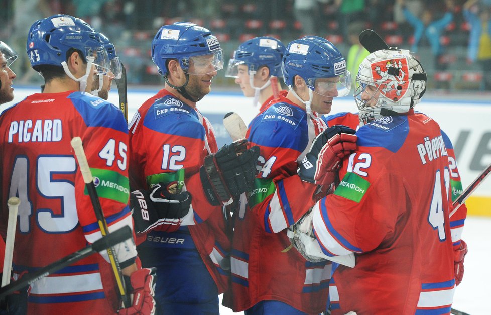 Jiří Novotný a Jiří Sekáč děkují brankáři Lva Tomáši Pöpperlemu k vychytané nule proti Doněcku