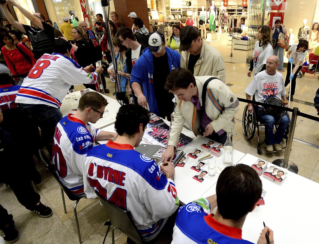 Stovky fanoušků si přišlo pro podpis od finalistů KHL z pražského Lva