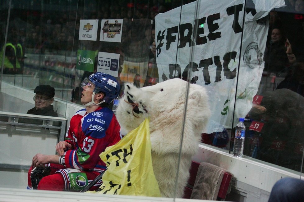 Ondřej Němec z pražského Lva si v zápase s Omskem poseděl na trestné lavici chvíli i s ledním medvědem. Ten tam protestoval proti plánům Gazpromu na těžbu ropy v Arktidě a zadržení třicítky aktivistů Greenpeace