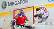 Janne Pesonen z Kazaně střílí gól Jakubovi Štěpánkovi ze Lva v pondělním zápase KHL