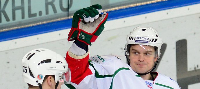 Janne Pesonen z Kazaně se raduje z branky v síti pražského Lva v pondělním zápase KHL