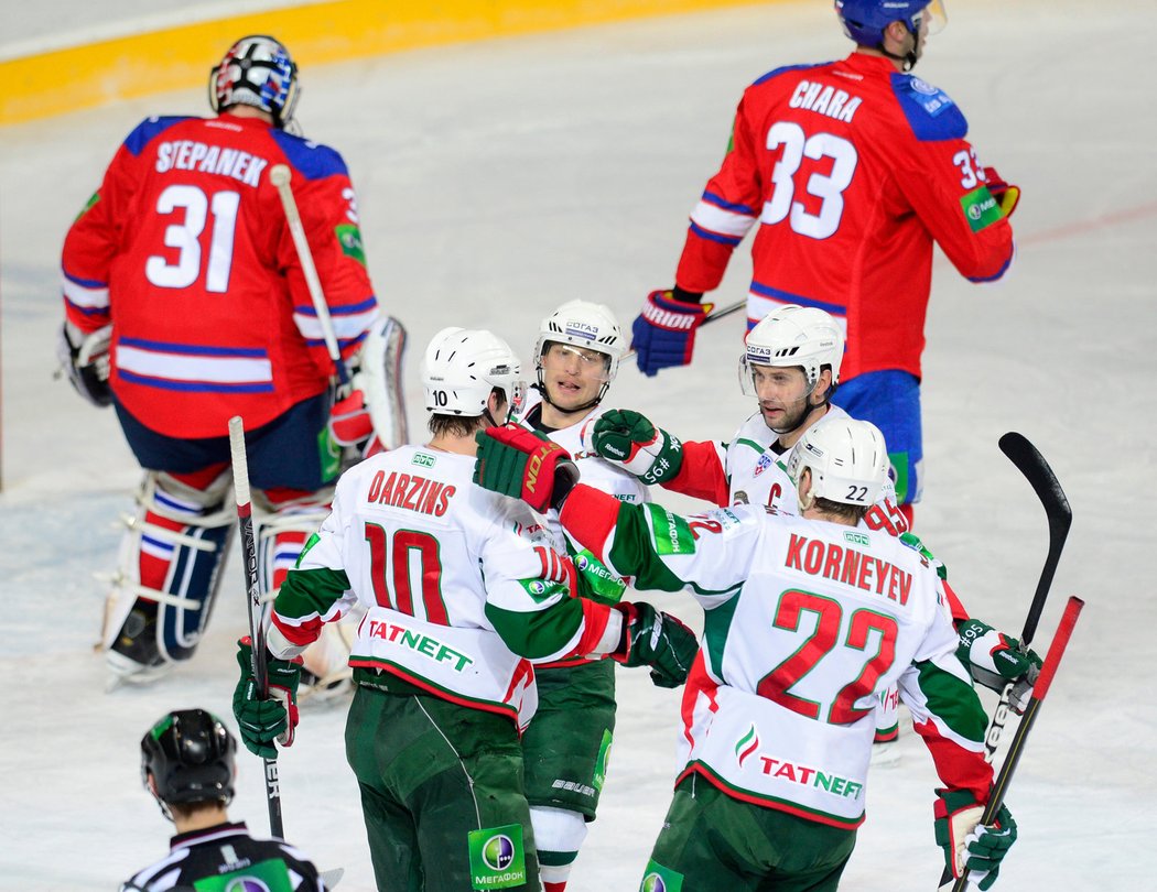 Hokejisté Kazaně slaví gól v síti brankáře Štěpánka v utkání KHL. Lev Praha doma prohrál 0:2