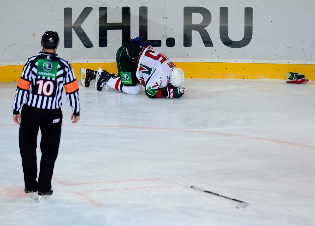 Grigorij Panin z Kazaně (vzadu) nebude na zápas na ledě vzpomínat rád, během utkání se zranil