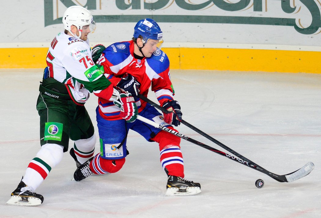 Petr Vrána ze Lva (vpravo) a Grigorij Panin z Kazaně v souboji o puk v zápase KHL. Lev doma prohrál 0:2.