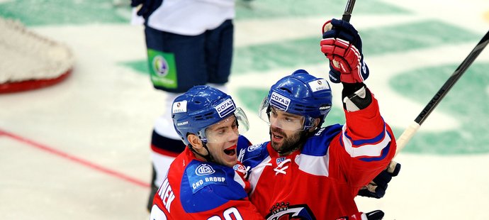 Útočník pražského Lva Jakub Klepiš (vpravo) možná brzy změní působiště. K návratu do NHL ho láká Anaheim