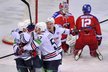 Jan Kovář se raduje se spoluhráči z Magnitogorska z gólu proti Lvu v základní části KHL