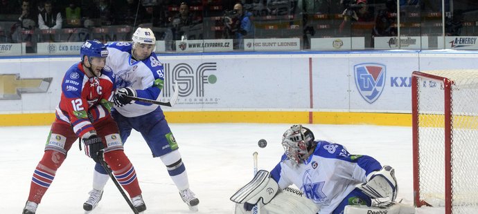 Kapitán Lva Jiří Novotný cloní před brankářem Nižněkamsku