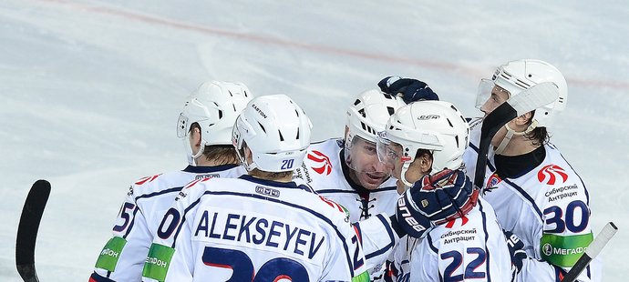 Hráči Novosibirsku se radují z gólu. Zda tak budou moci činit i v příští sezoně KHL, ukážou následující týdny, klub trápí finanční potíže