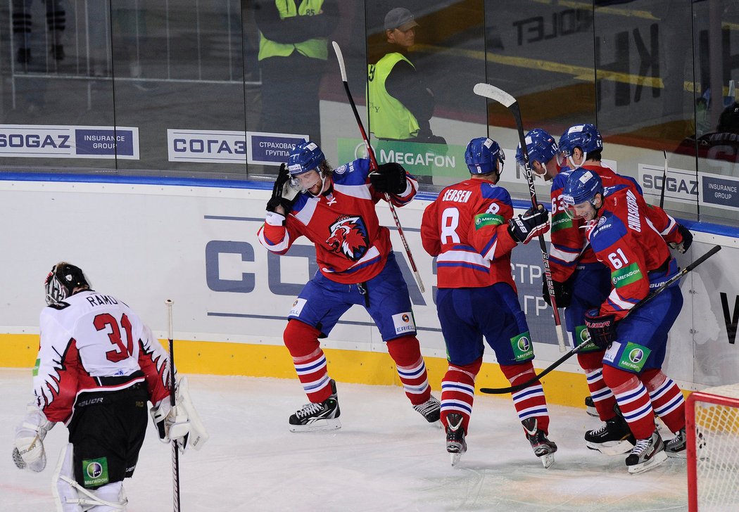 Hokejisté Lva slaví rozhodující gól Jiřího Novotného, vlevo Jakub Voráček