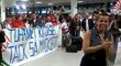Hokejisty Lva vítaly v Praze na letišti davy fanoušků