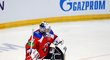 Gólman pražského Lva Jakub Štěpánek v zápase se Slovanem Bratislava v KHL