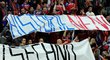 Fanoušci pražského Lva příznivcům Slovanu Bratislava při utkání KHL odpověděli po svém
