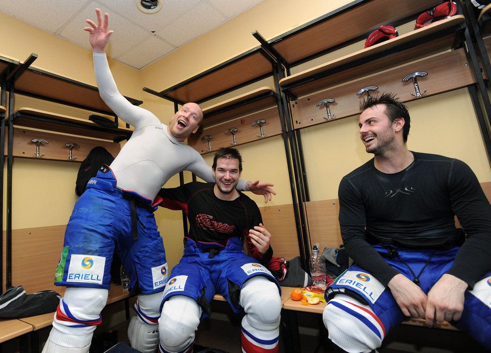Pražští Lvi (zleva) Jiří Novotný, Michal Birner a Michal Řepík se radují z postupu do play off KHL, který potvrdili výhrou na ledě Spartaku Moskva