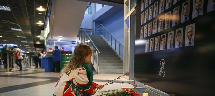 Na stadionu v Kazani bylo vytvořeno pietní místo, kam fanoušci mohli pokládat květiny k uctění památky zesnulých při letecké katastrofě týmu Lokomotiv Jaroslavl