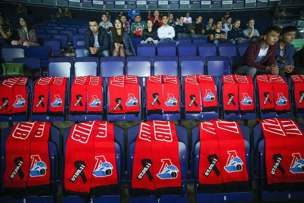 44 sedadel na každém stadionu, kde se v pátek hrála KHL, obsadily šály připomínající leteckou tragédii Lokomotivu Jaroslavl