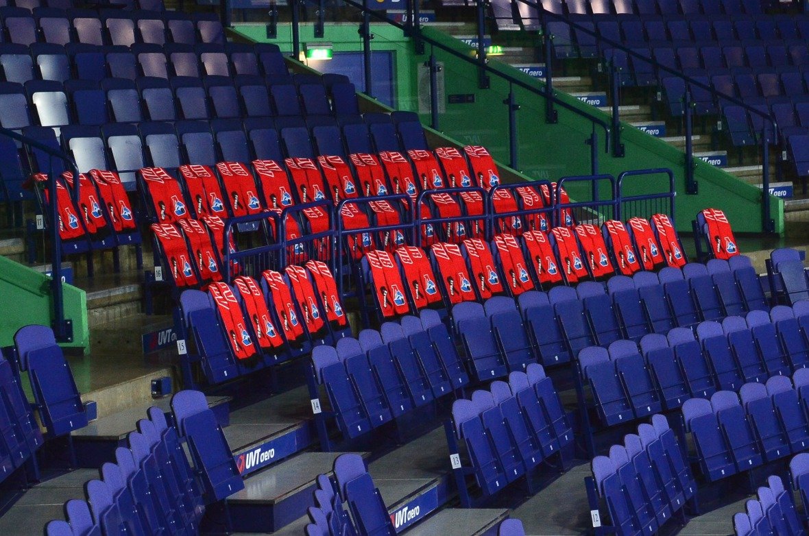 44 sedadel na každém stadionu, kde se v pátek hrála KHL, obsadily šály připomínající leteckou tragédii Lokomotivu Jaroslavl