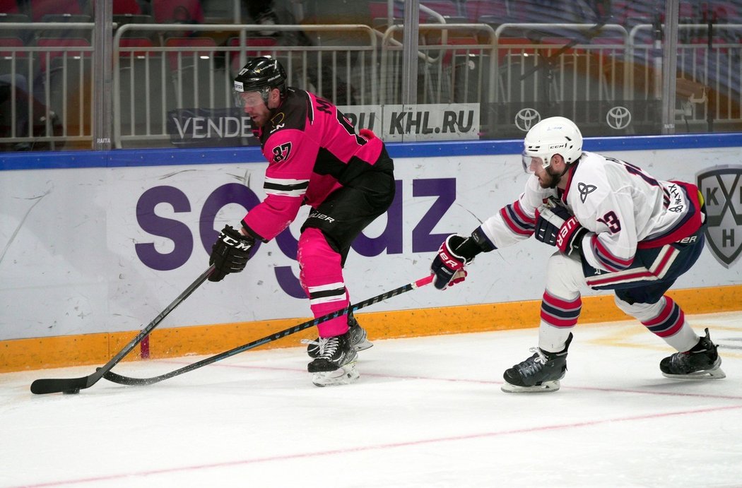 Lukáš Klok (vpravo) patří k nejproduktivnějším Čechům v KHL