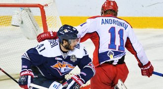 Filippi dal gól díky zlomené hokejce, Magnitogorsk srovnal finále KHL