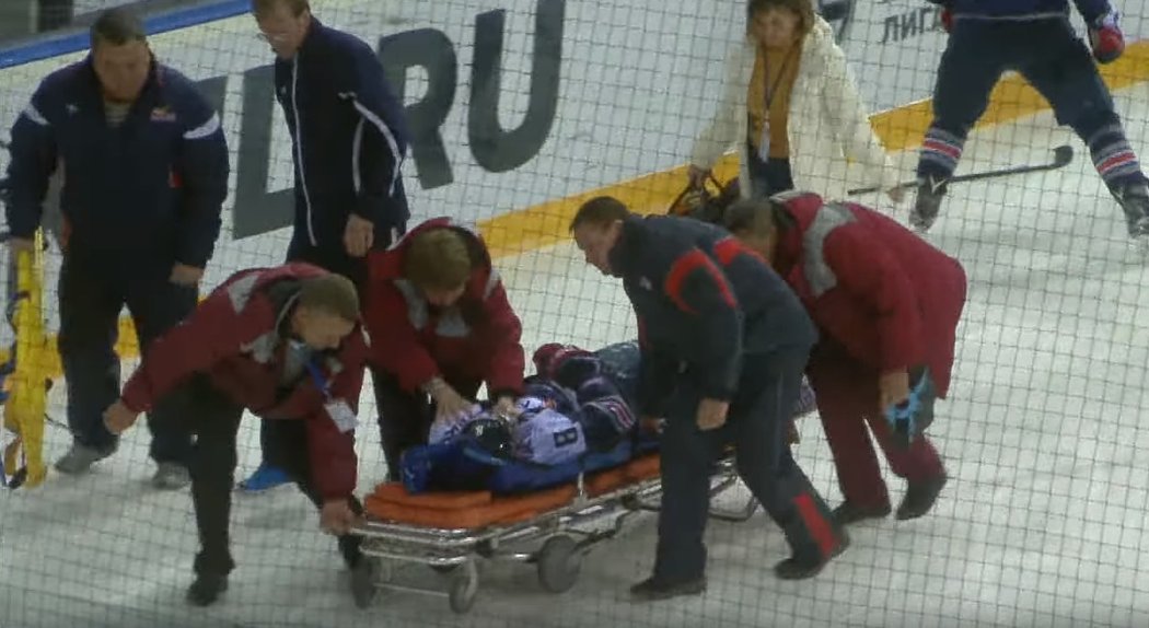 Z ledu byl zraněný Wojtek Wolski odvezen na nosítkách